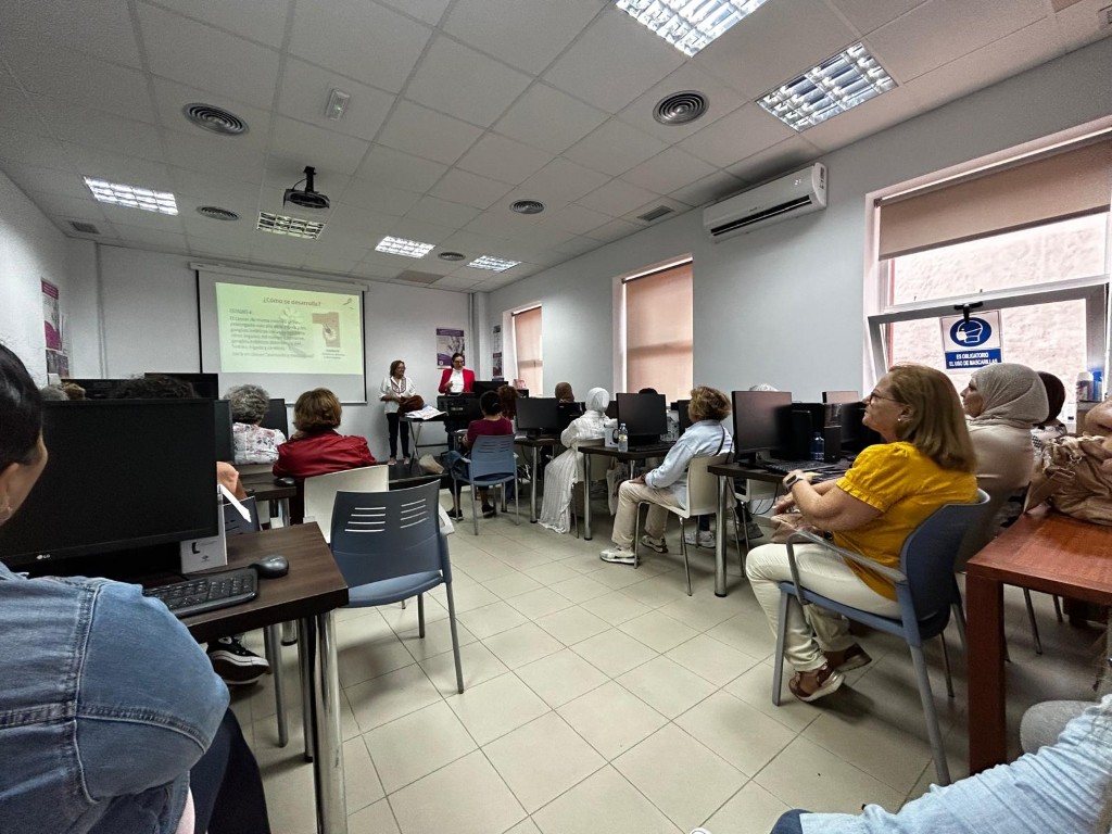 El CAM acoge una charla informativa sobre la detección precoz del cáncer de mama