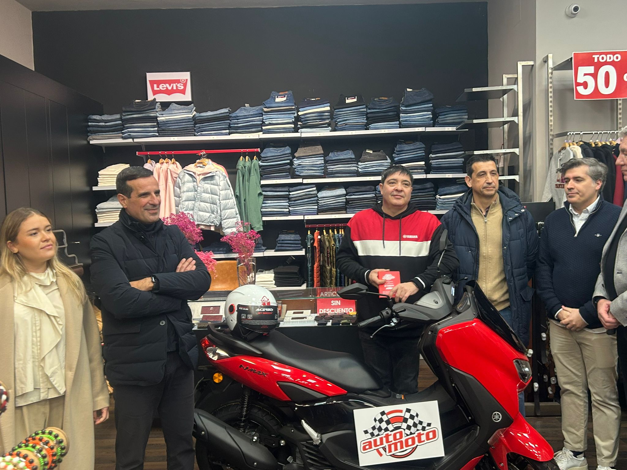 Jose Enrique Fernández Bernal recogiendo su moto esta mañana