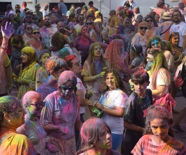 La Marina se tiñe de colores con un multitudinario Holi por la convivencia y la solidaridad