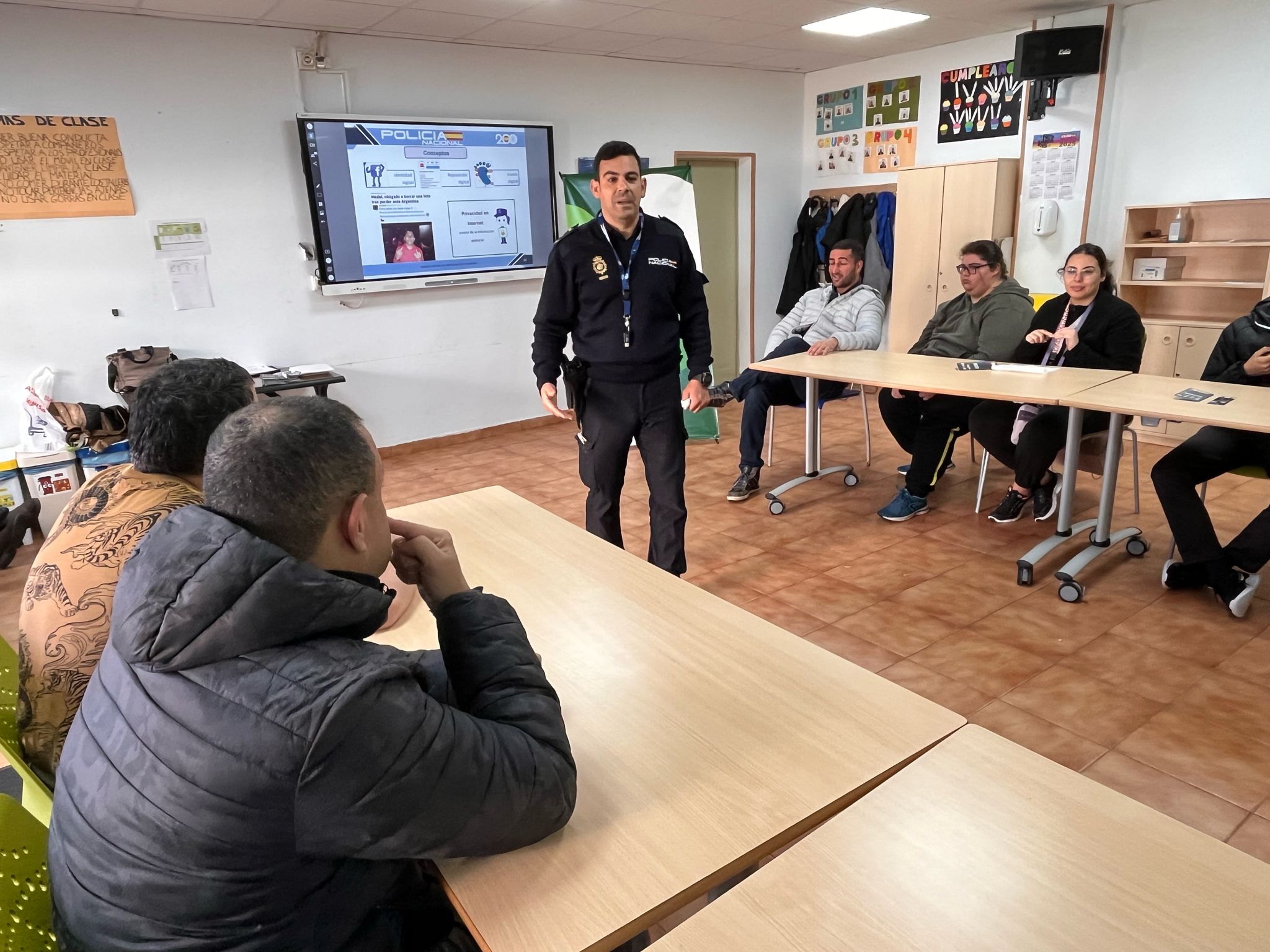 La Policía Nacional visita Plena Inclusión Ceuta para sensibilizar sobre los riesgos en internet