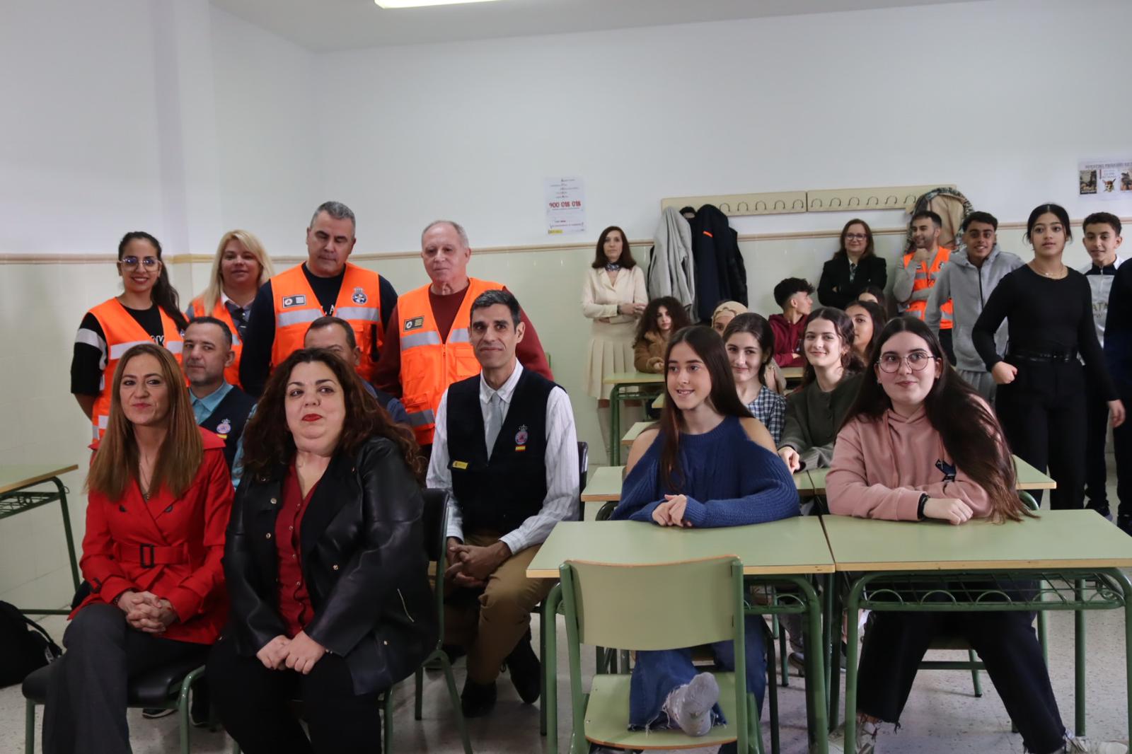 Protección Civil junto a la Delegada del Gobierno  en una clase del IES Camoens esta mañana