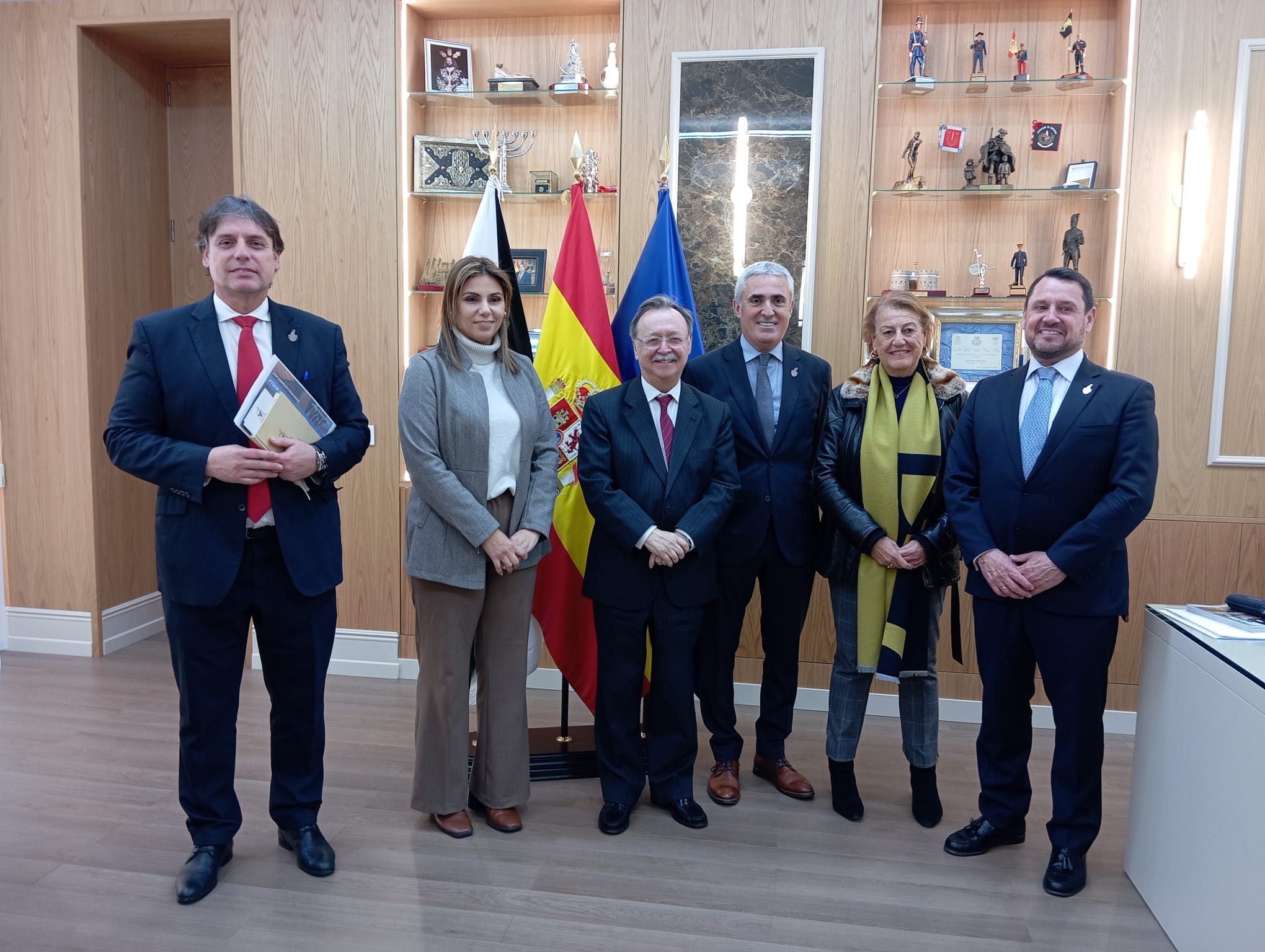 Vivas recibe a una representación de la Casa Ronald McDonald de Sevilla