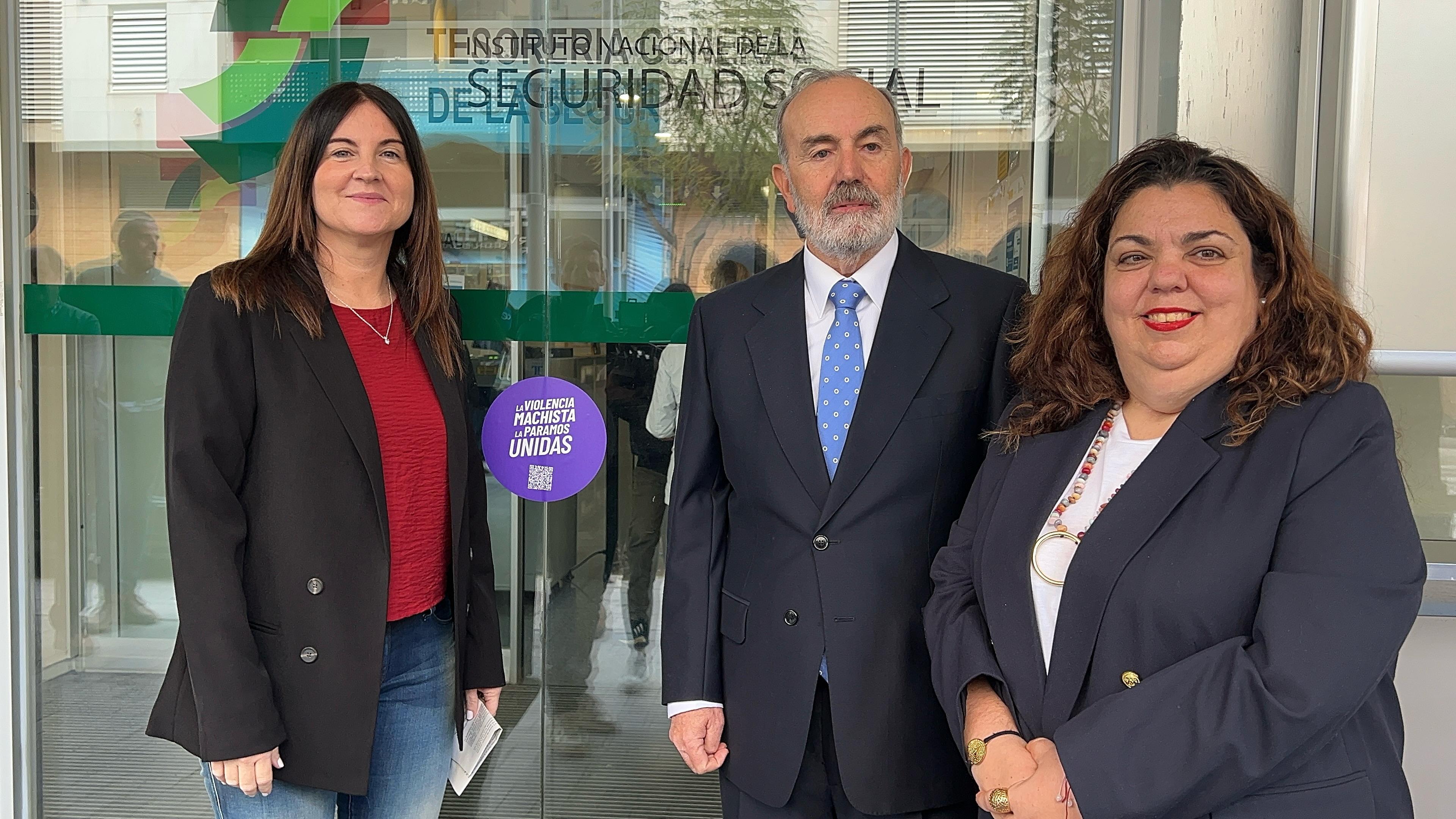 Livia Rosales, Alfonso Grande y Cristina Pérez en la inauguración del nuevo punto violeta de la Seguridad Social 