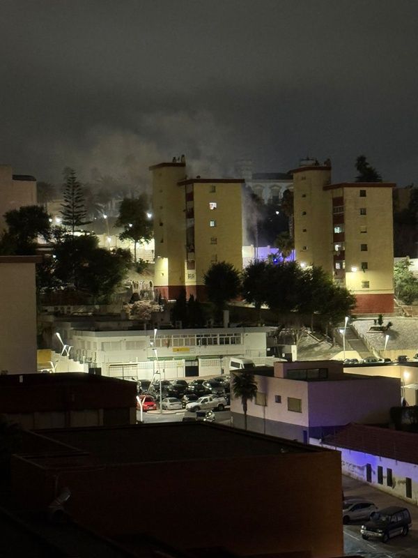 Un incendio arrasa una vivienda en la avenida de Otero y provoca daños en edificios colindantes