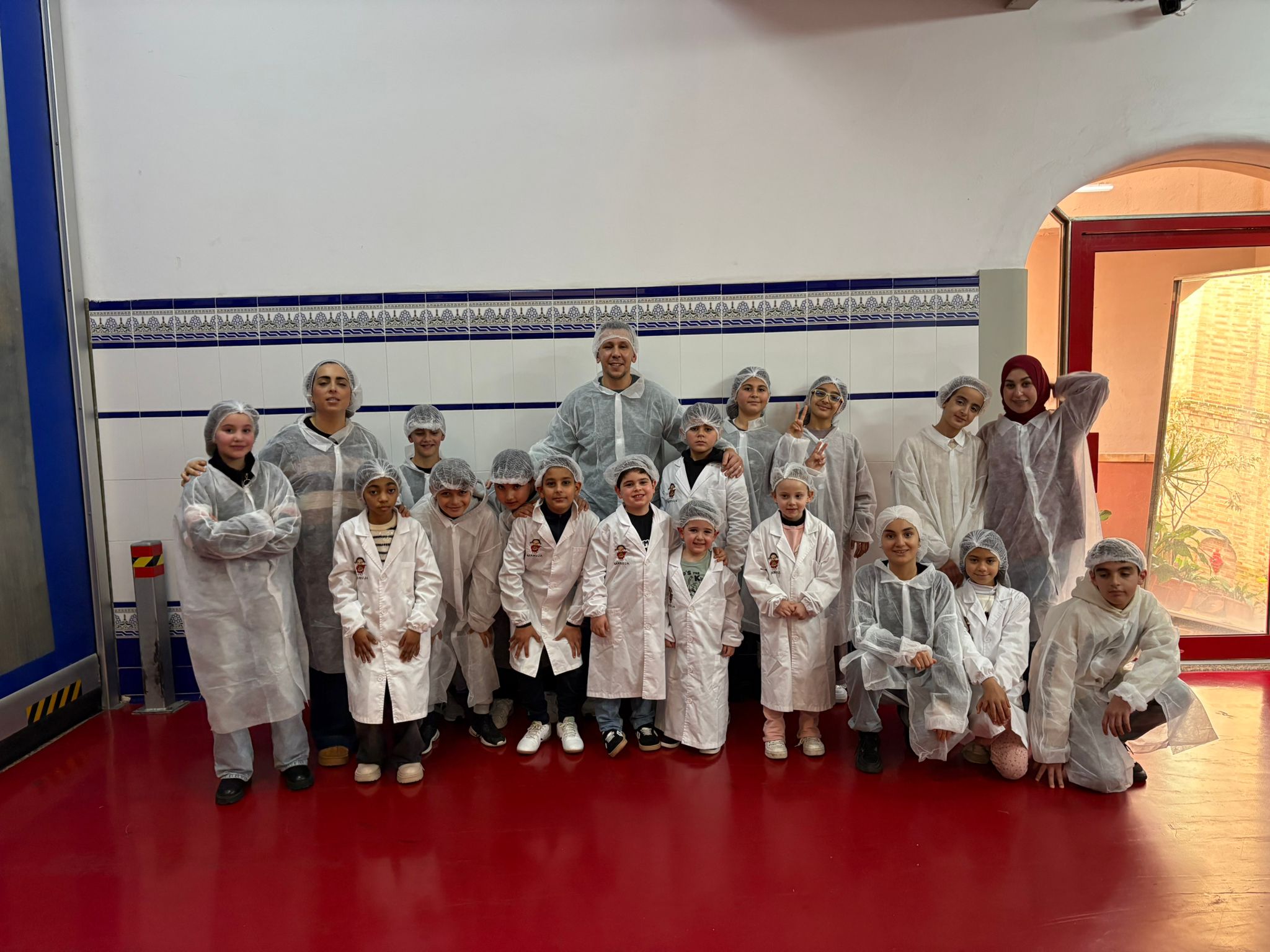 Usuarios de la Fundación Cruz Blanca visitan la fábrica de chocolate