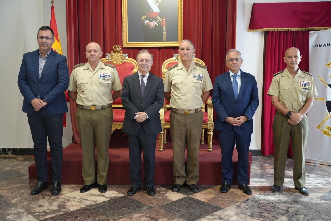El comandante general entrega a Juan Vivas una bandera de Ceuta