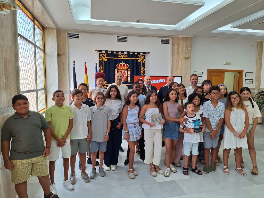 El delegado del Gobierno recibe al alumnado del Lope de Vega tras lograr el premio nacional de Platino Educa