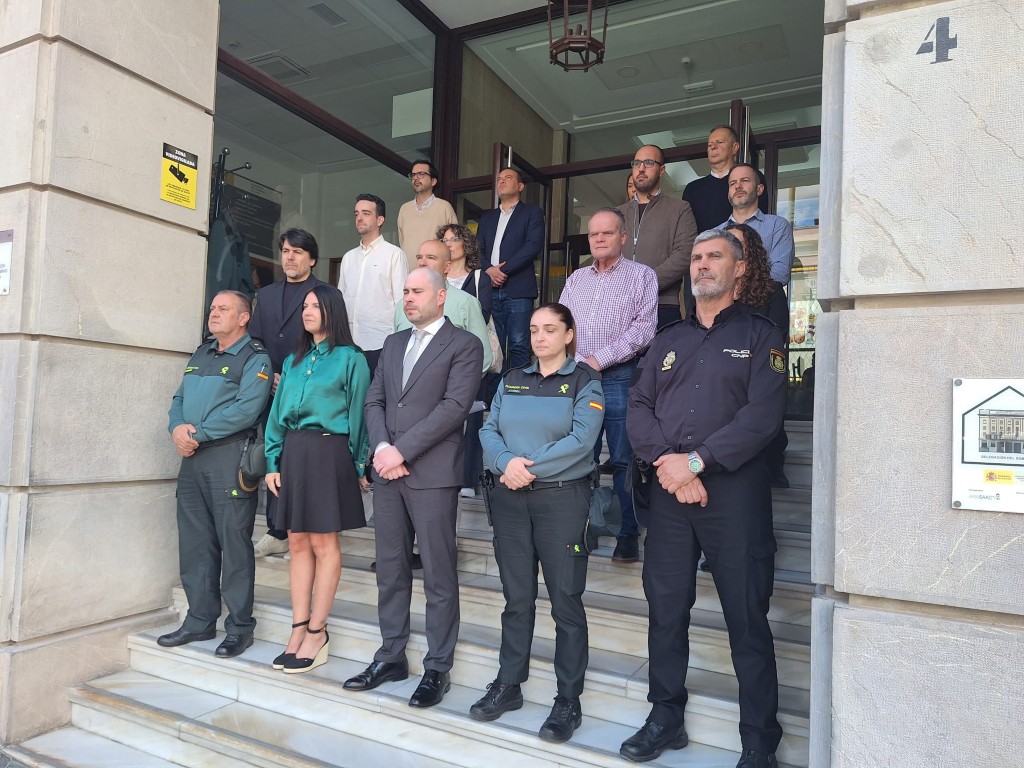 La Delegación del Gobierno guarda un minuto de silencio en memoria de las dos últimas víctimas de violencia de género