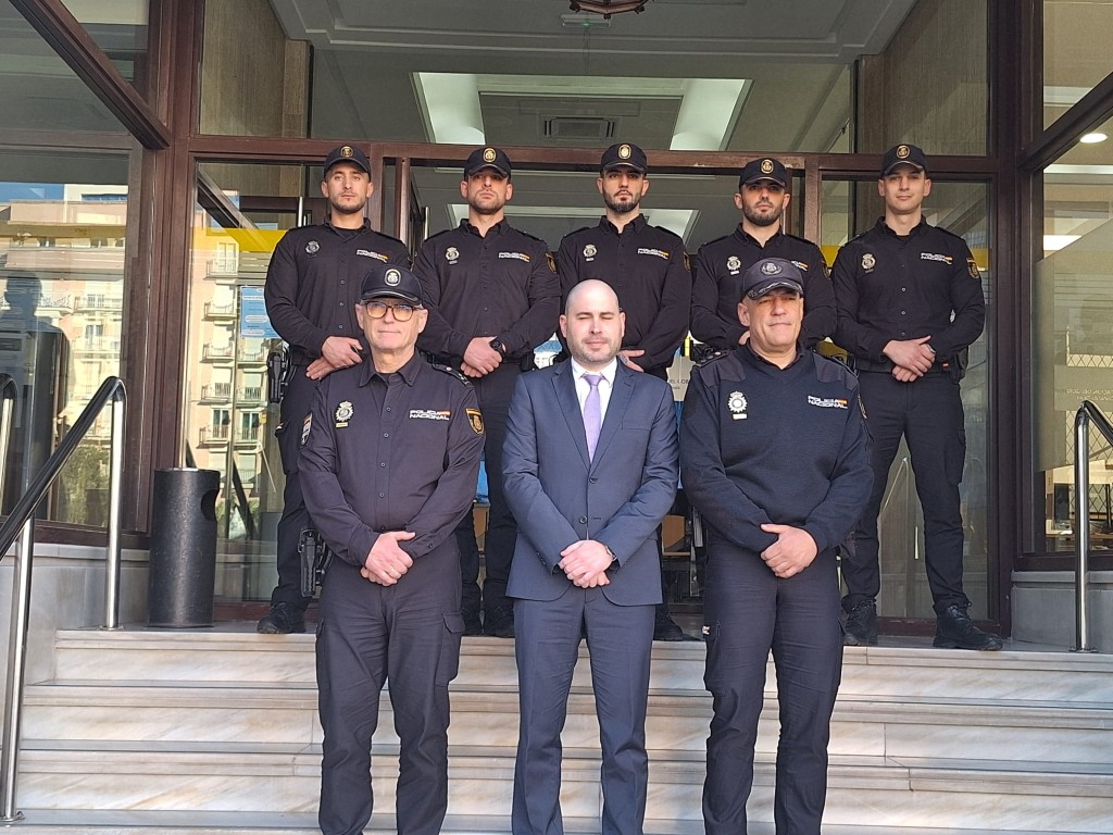 El delegado del Gobierno recibe a 5 inspectores de la Policía Nacional que completan su periodo de formación en Ceuta