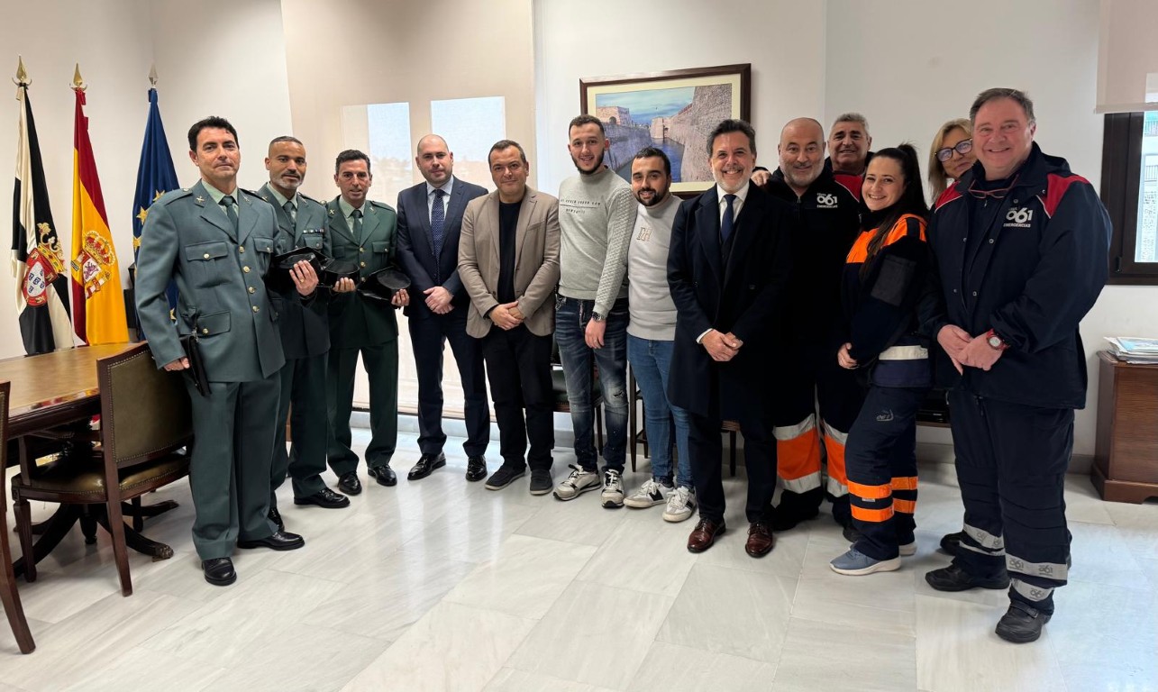 El delegado del Gobierno agradece personalmente la labor de la Guardia Civil y el 061 en el salvamento de un migrante en el mar