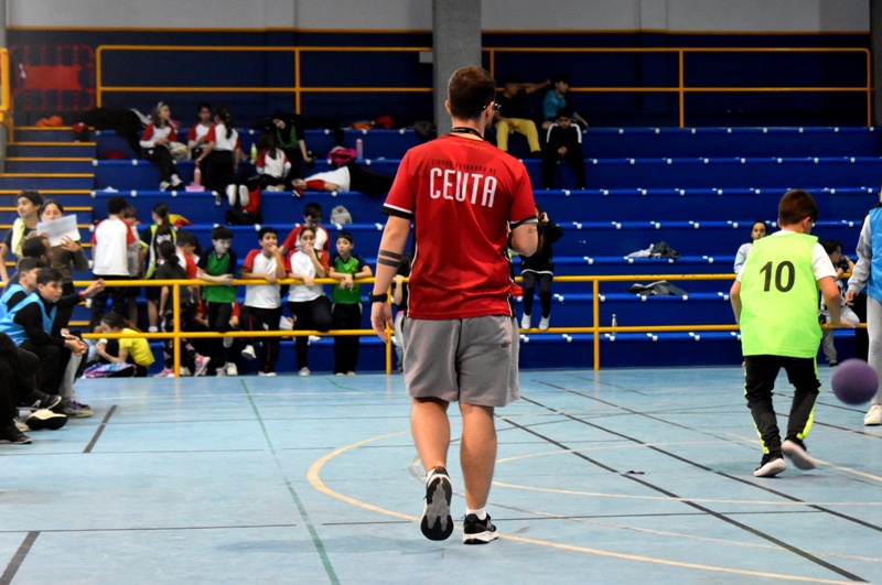 El baloncesto une a más de 150 escolares en una gran jornada final del programa ‘Ceuta te Enseña’