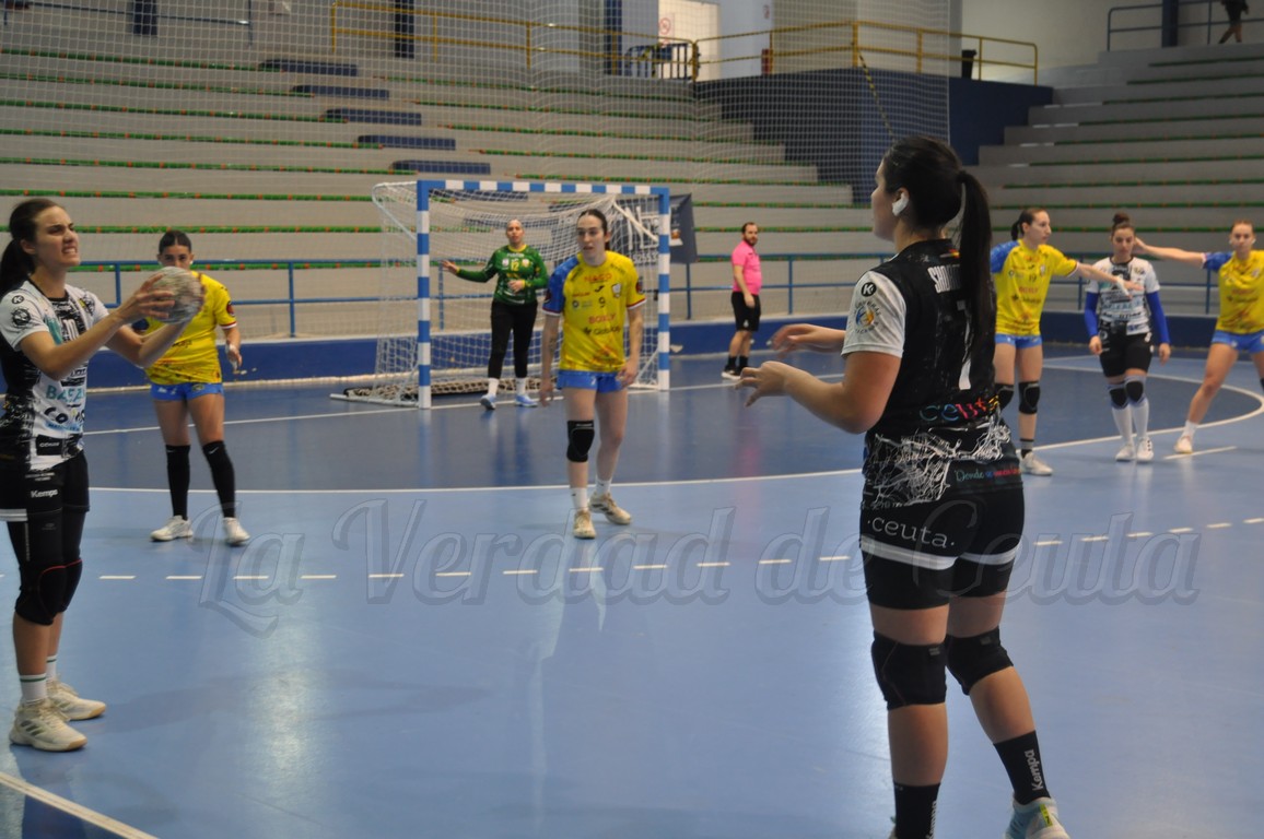 El Balonmano Estudiantes empata ante el Caserío Ciudad Real en un intenso partido (22-22)