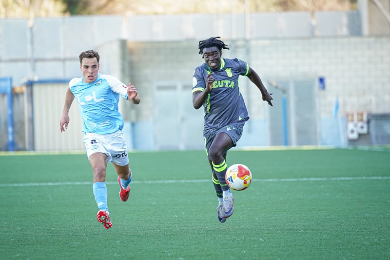 El Ceuta B compite con carácter, pero el líder impone su pegada en Lucena (2-0)