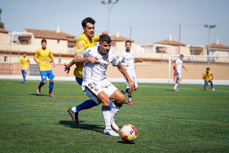 La AD Ceuta FC "B" recorta distancia con los puestos de play-offs tras vencer al Tomares (0-2)