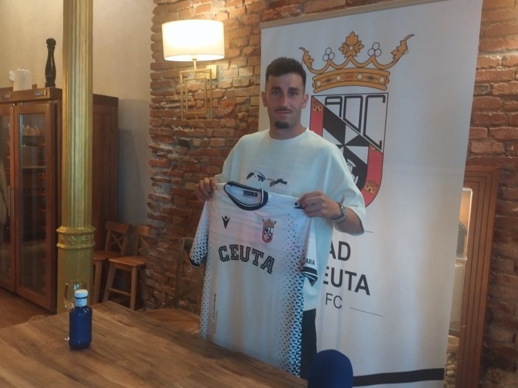 El extremo Álex Camacho, del Juventud de Torremolinos, tercer fichaje de la AD Ceuta