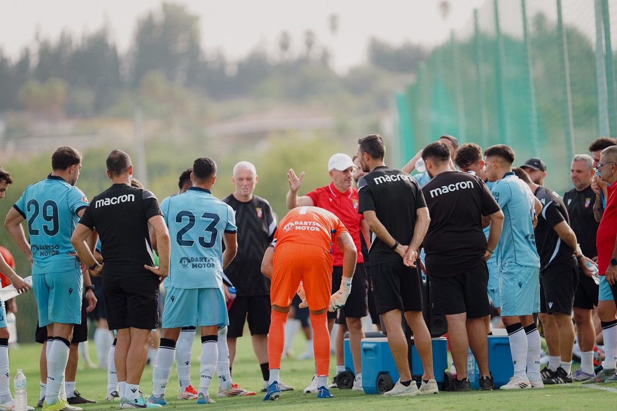 La AD Ceuta inicia la pretemporada con una derrota por la mínima ante el Juventud Torremolinos