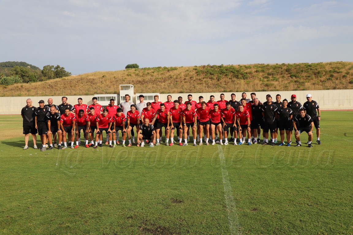 La AD Ceuta inicia la pretemporada con seis caras nuevas, varios canteranos y José Juan Romero renovado hasta 2029