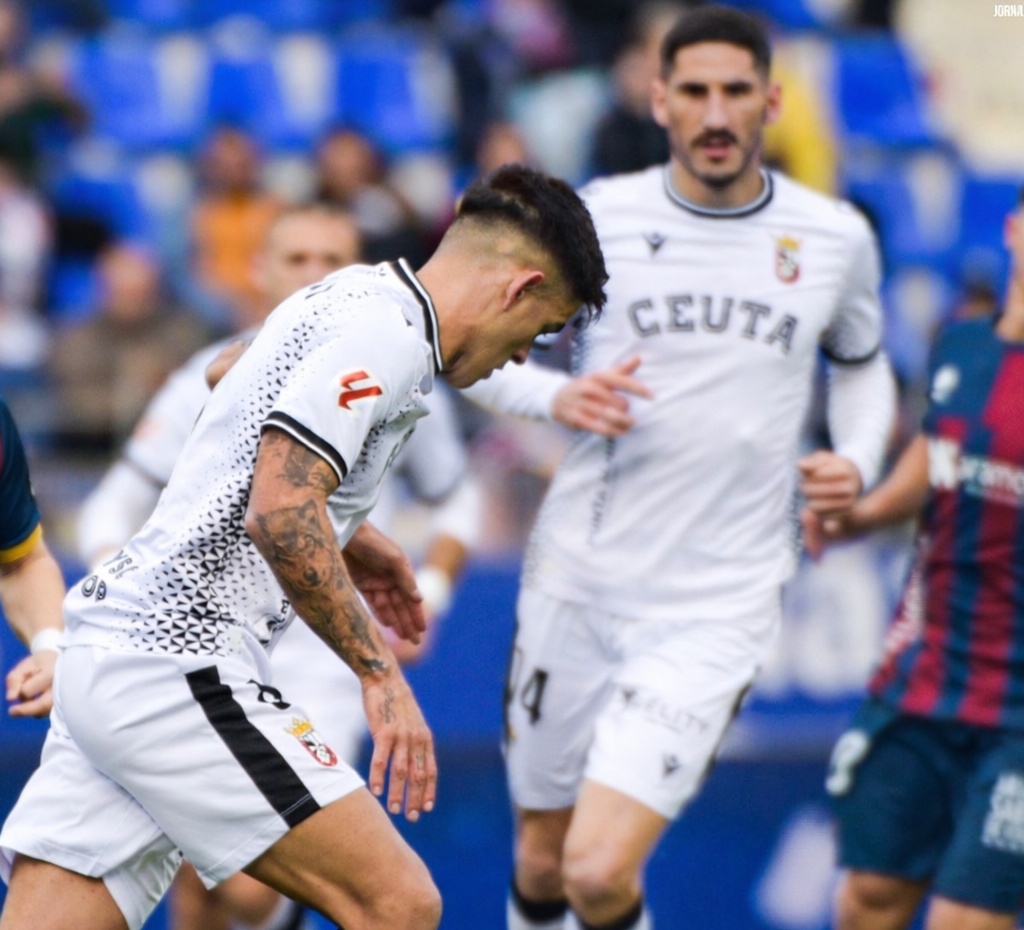 Derrota del Ceuta en Huesca marcada por los fallos defensivos y una rigurosa expulsión (2-0)