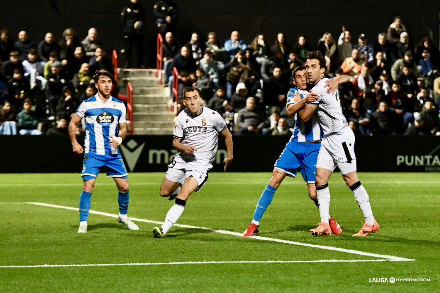 Alti castiga al Ceuta en el descuento y da al Deportivo tres puntos de ascenso (1-2)