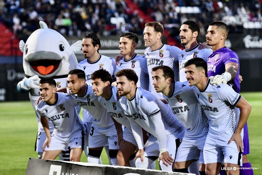 La AD Ceuta FC, a certificar su histórica permanencia en El Molinón ante un Sporting con poco en juego 