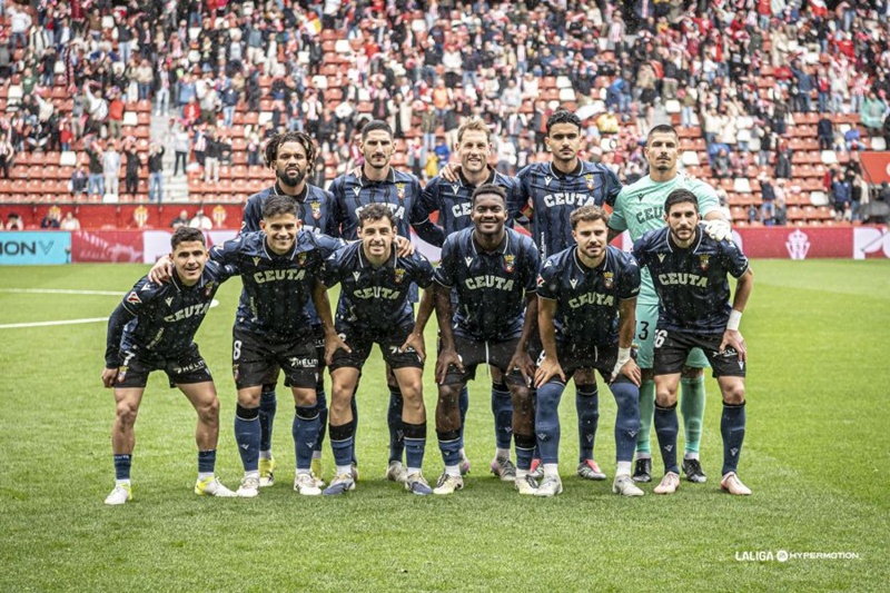 La AD Ceuta FC certifica una permanencia histórica en El Molinón (1-2) 