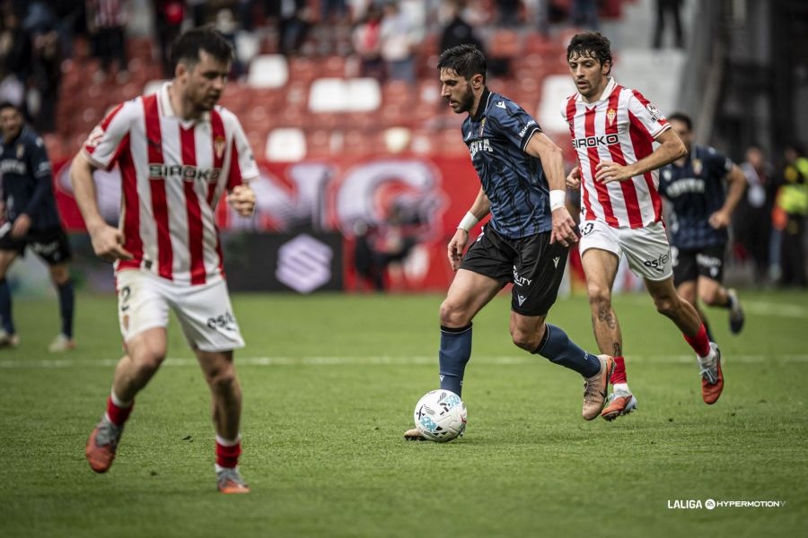 Trofeos La Verdad de Ceuta tras la 38ª jornada de liga entre la Real Sporting de Gijón y la AD Ceuta FC (1-2)