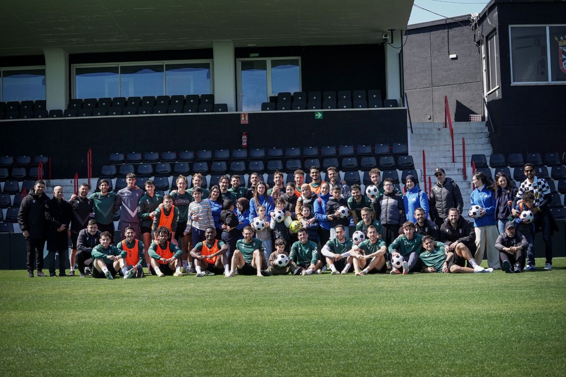 La Fundación AD Ceuta FC recibe a un grupo de usuarios de Autismo Ceuta