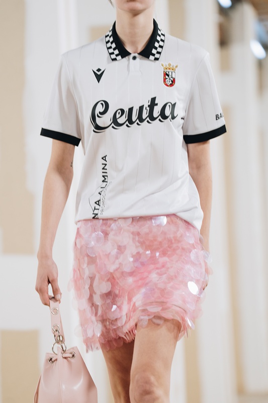 La AD Ceuta presenta en la Semana de la Moda de Madrid su camiseta retro inspirada en los años 80