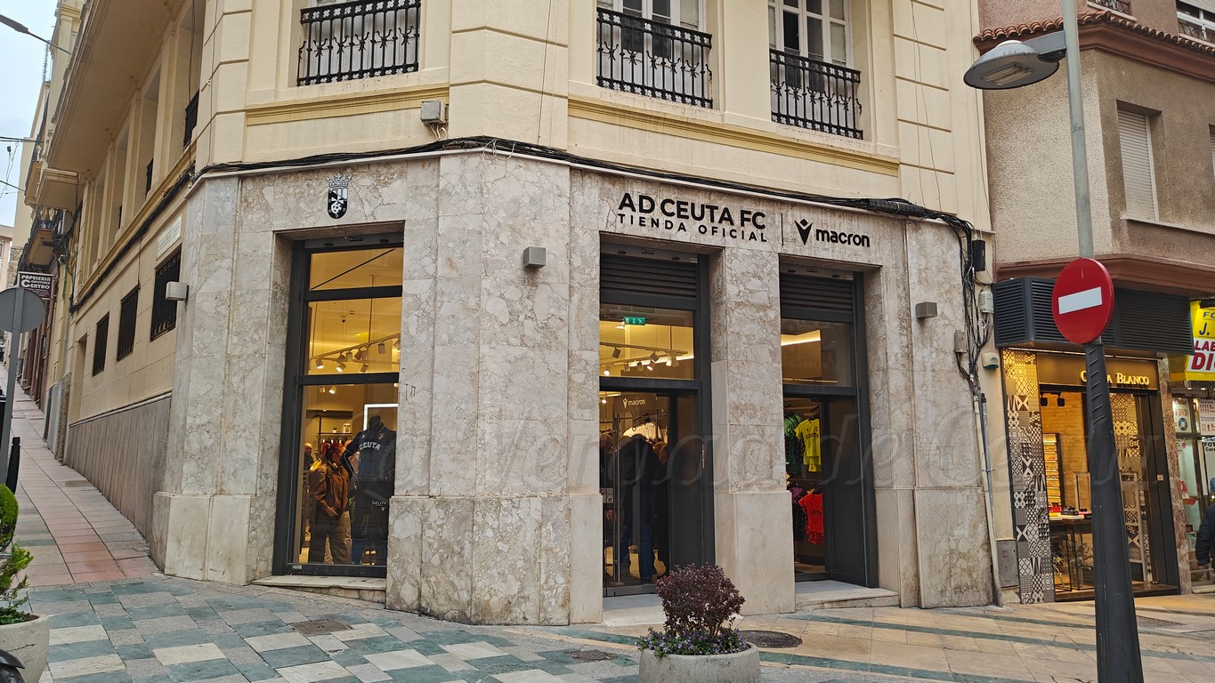 La AD Ceuta abre su tienda oficial en la calle Real y refuerza su presencia en el centro de la ciudad