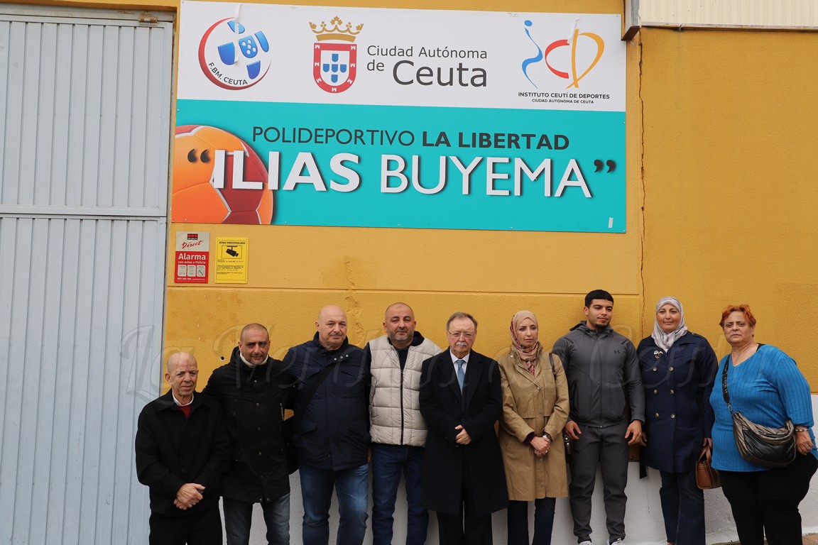 El polideportivo La Libertad incorpora el nombre de Ilias Buyema en un homenaje institucional a su memoria