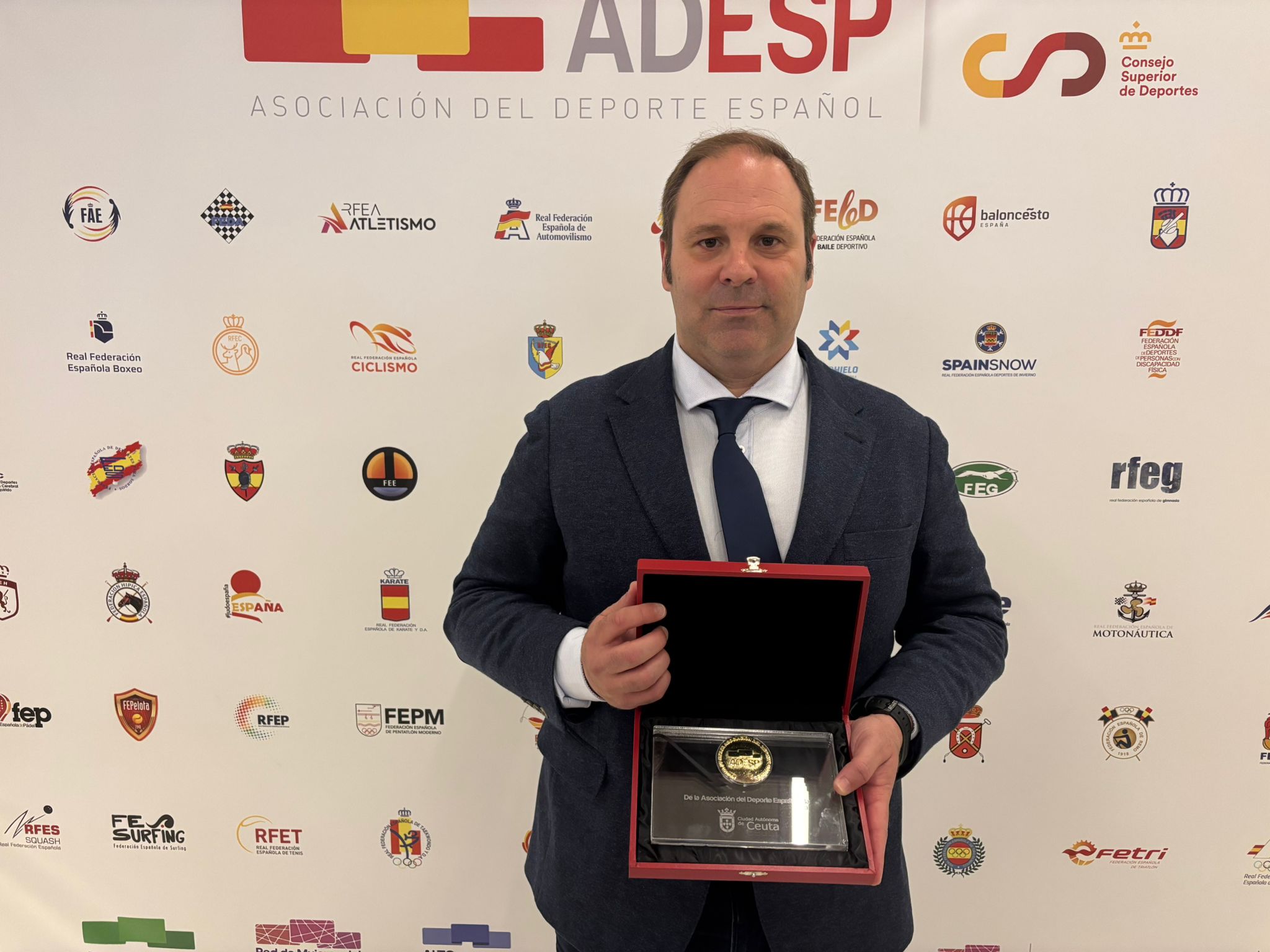 La Dirección General de Deportes de Ceuta recibe en Madrid la Placa de Oro de ADESP