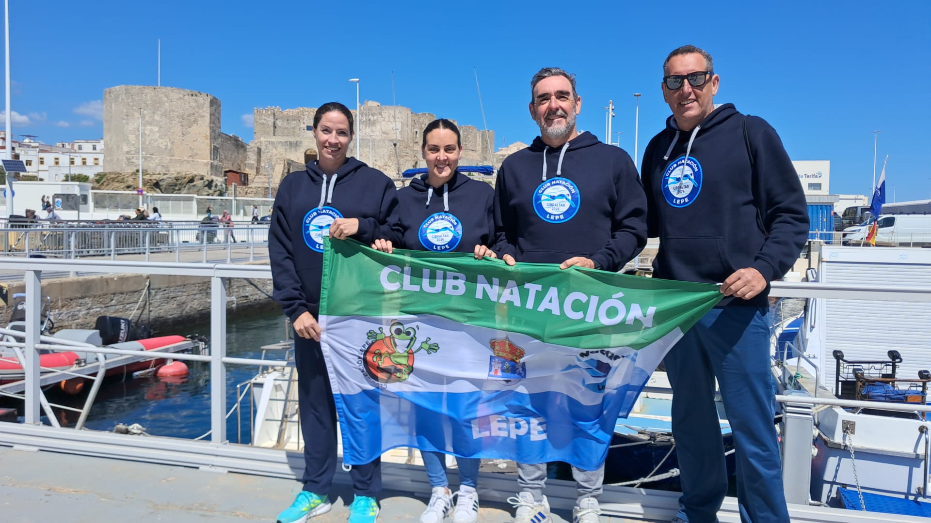 Cuatro andaluces, primeros españoles que cruzan a nado el Estrecho este año