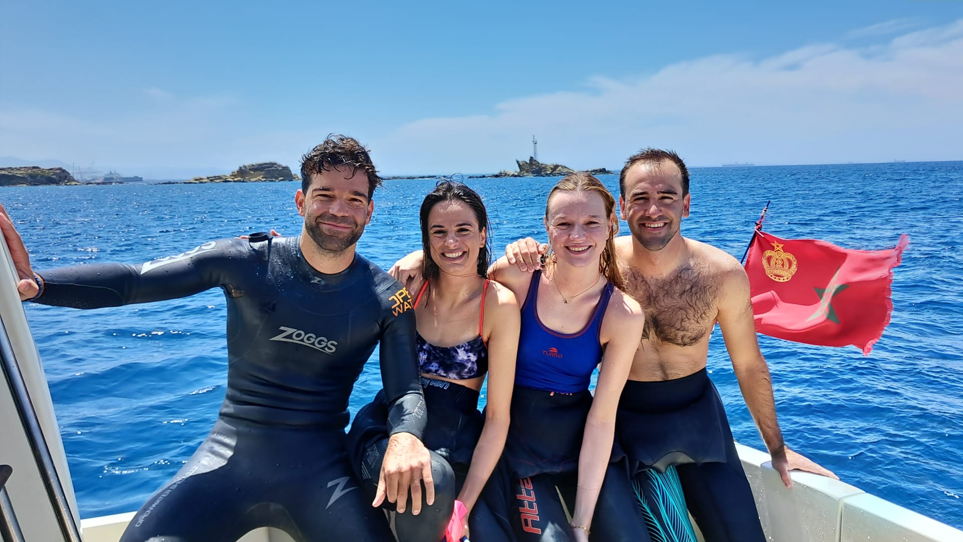 Cuatro españoles cumplen el reto del cruce a nado del Estrecho
