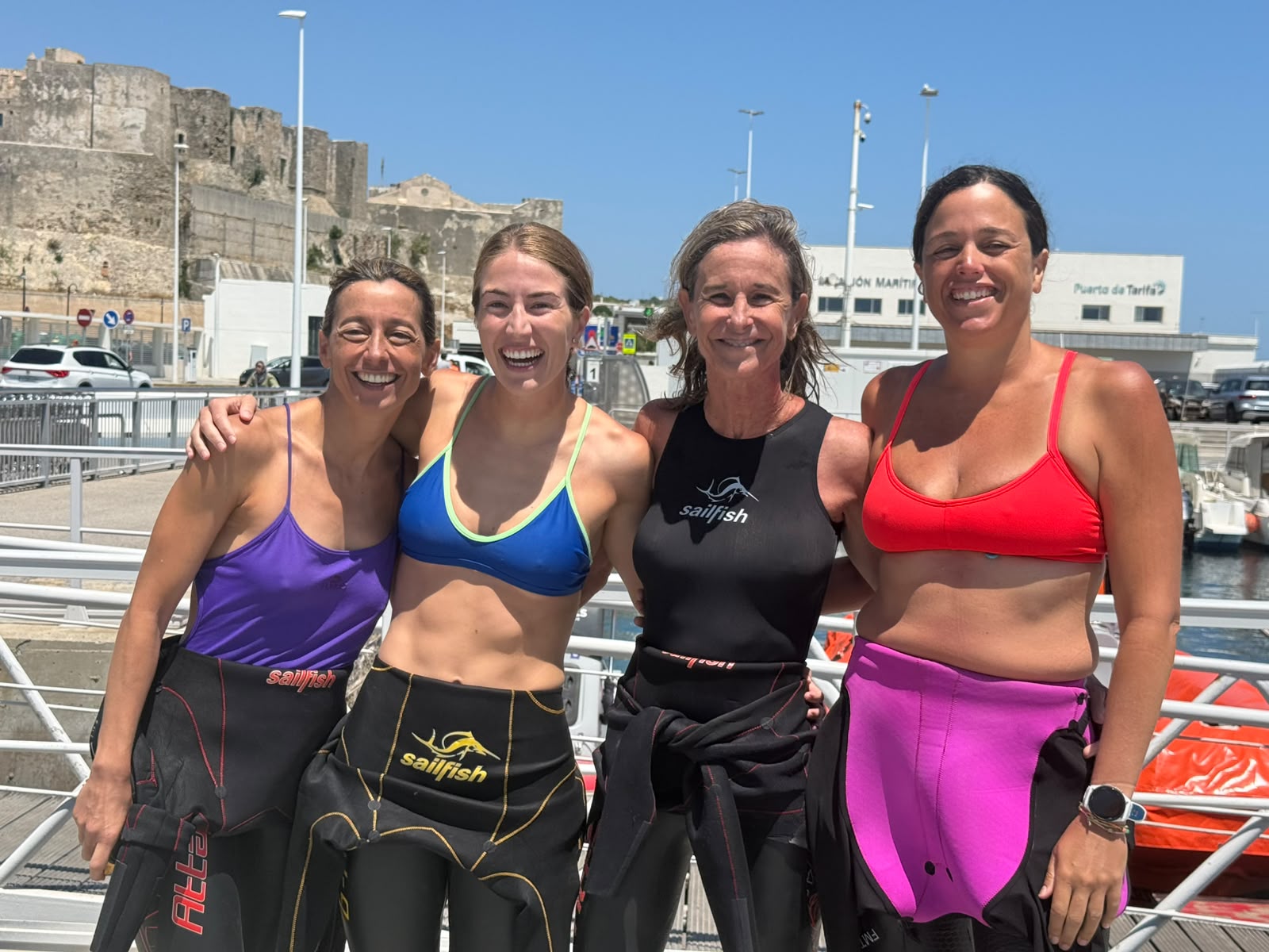 Cuatro mujeres completan en grupo el cruce a nado del Estrecho