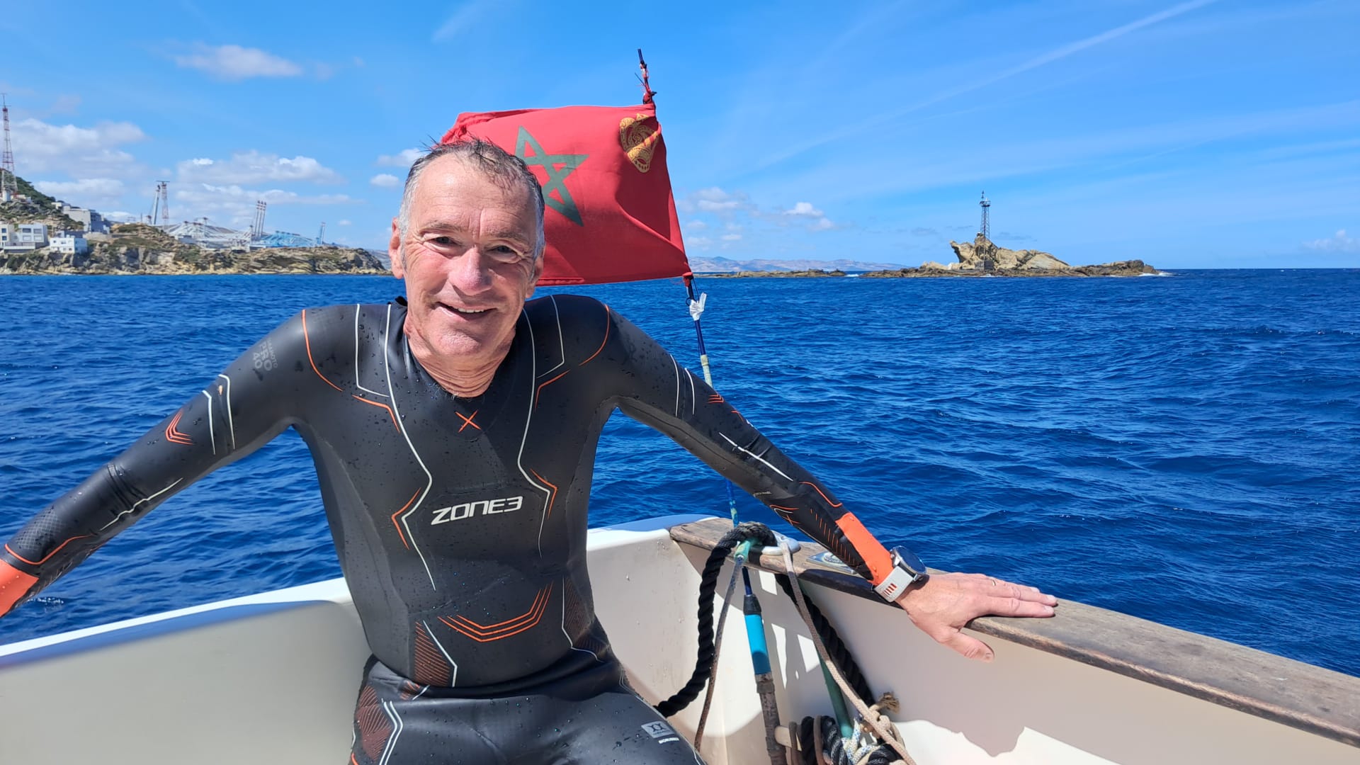 Un veterano nadador británico cruza a nado el Estrecho