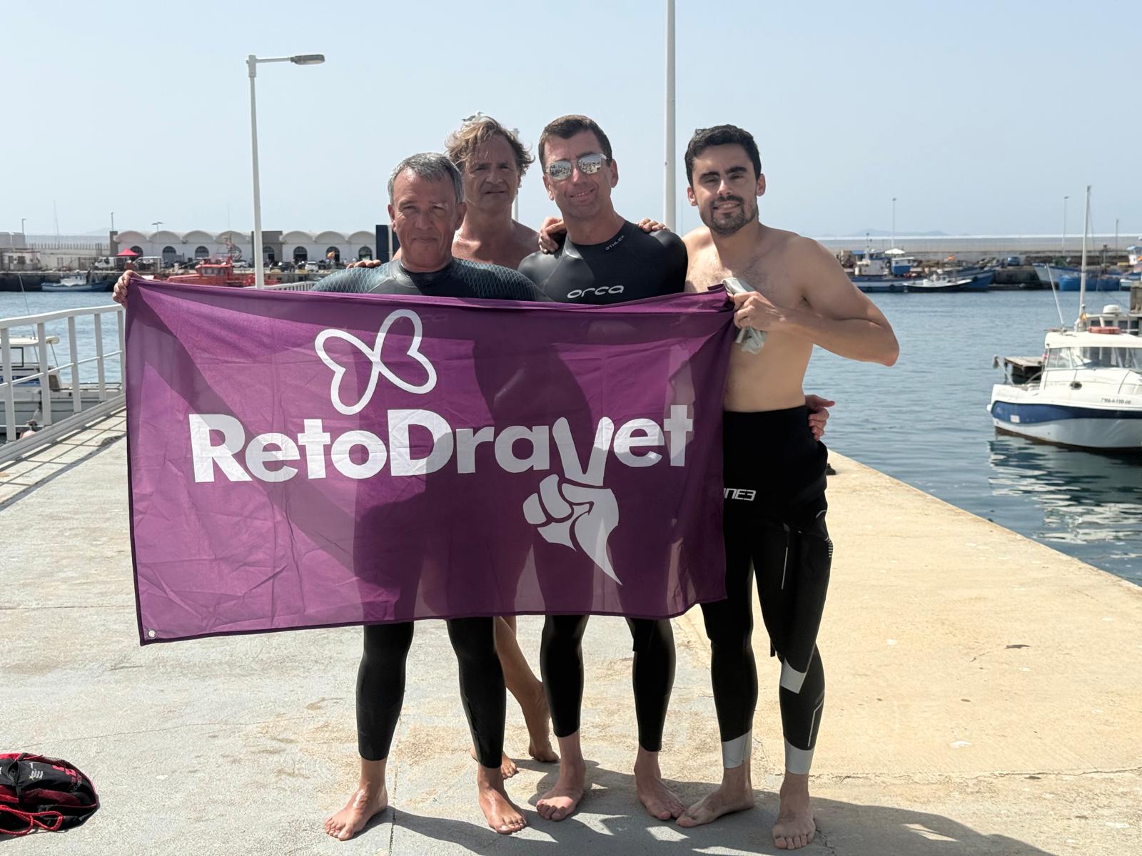 Cuatro españoles cruzan a nado el Estrecho con fines solidarios