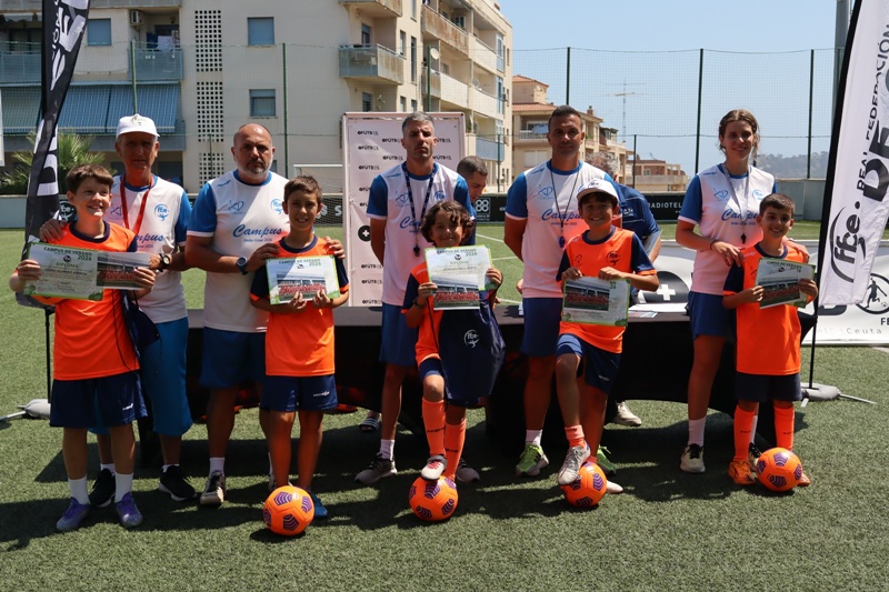 El campus de verano 2026 de la RFFCE cierra con la entrega de diplomas y regalos a sus participantes 