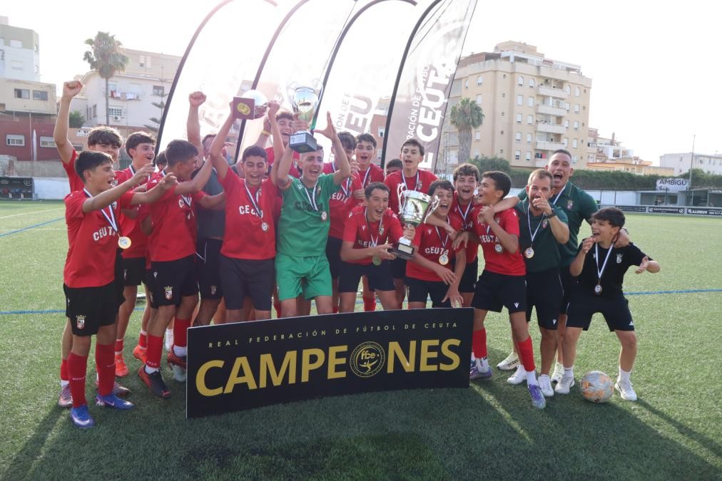 La AD Ceuta arrasa en la liga infantil de fútbol al llevarse el título ganando todos los partidos