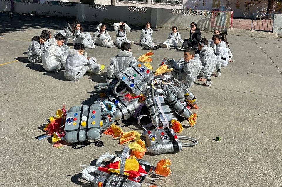 El colegio Rey Juan Carlos I organiza un “carnaval espacial” que conquista “la galaxia”