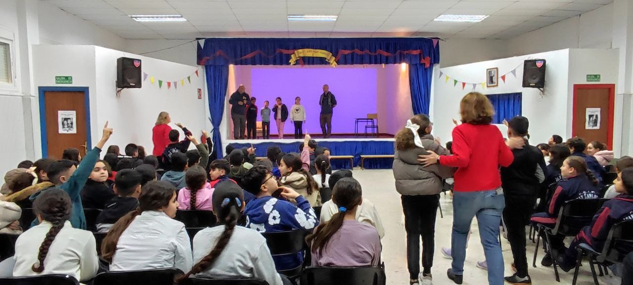 El CEIP Rey Juan carlos I disfruta con una obra de teatro contra el bullying