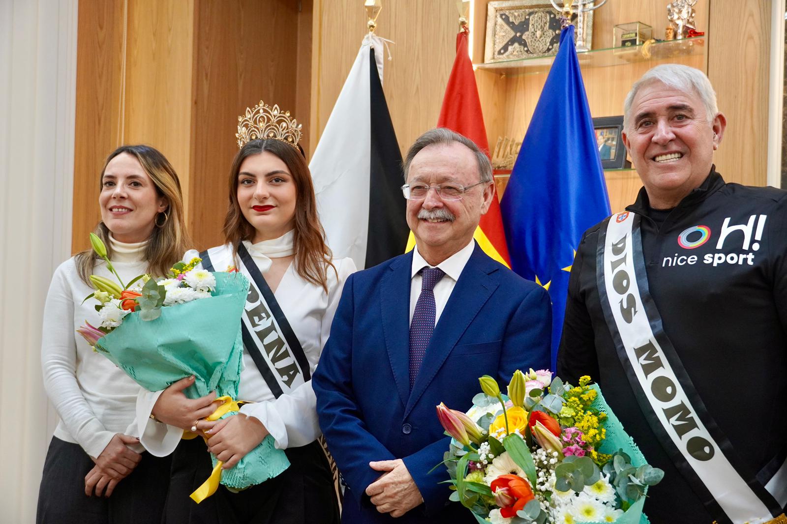 La Reina y el Dios Momo del Carnaval 2026 reciben sus coronas en el Ayuntamiento
