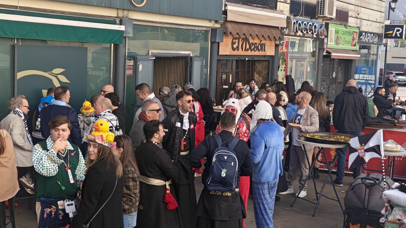 El Dominguito toma Ceuta Center y convierte la calle en un gran escenario de coplas y convivencia