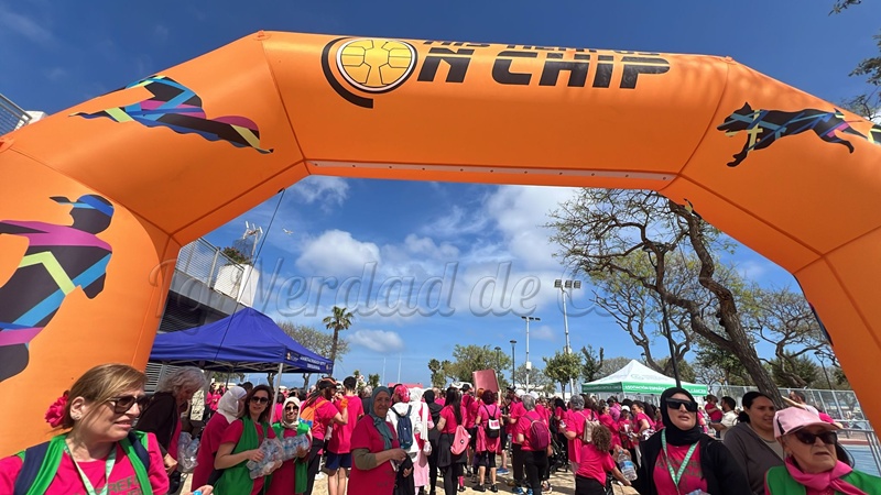 Ceuta se tiñe de rosa en una multitudinaria carrera solidaria contra el cáncer