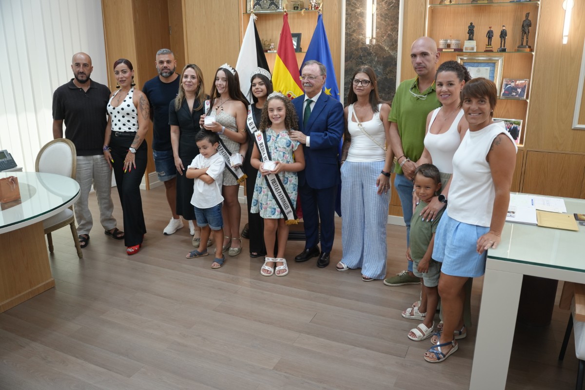 Juan Vivas recibe a las reinas de las Fiestas Patronales