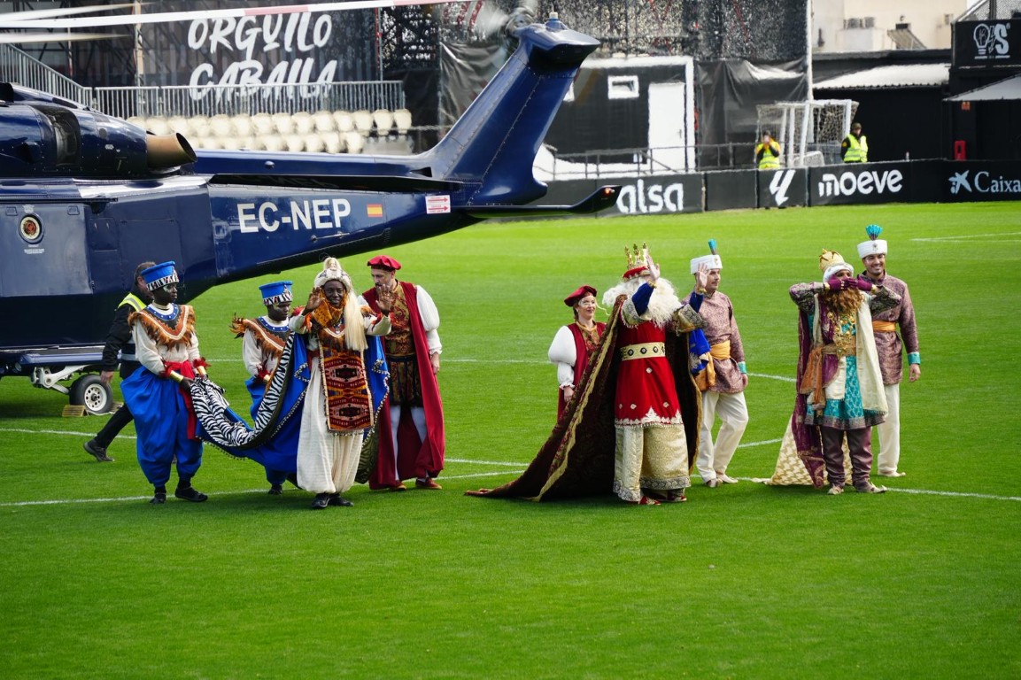Los Reyes Magos conquistan Ceuta con un multitudinario recibimiento antes de la noche más esperada