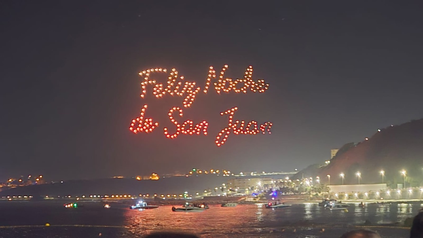 Los drones iluminan el cielo de Ceuta y el espíritu de San Juan con una noche inolvidable junto al mar