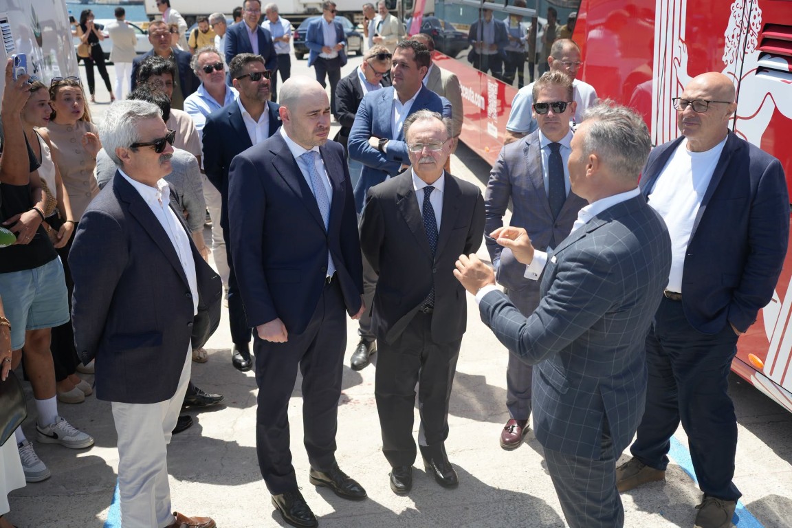 Inaugurada la nueva central solar fotovoltaica y la estación de carga para vehículos eléctricos