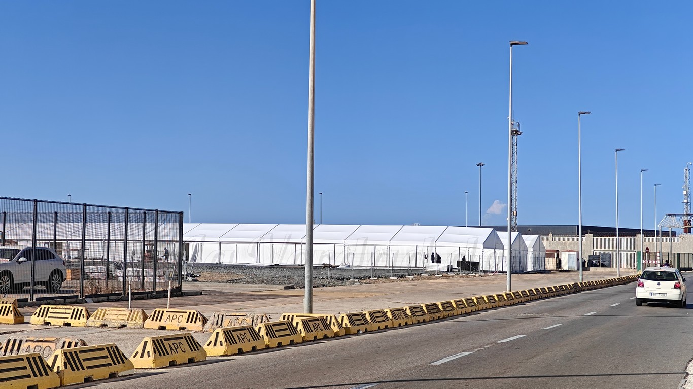La Audiencia Nacional rechaza paralizar el campamento de migrantes en el puerto