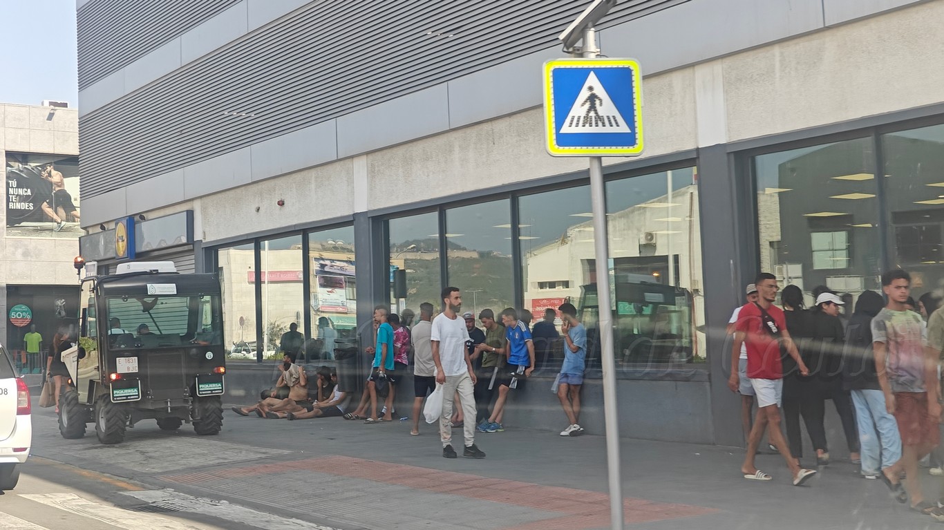 La actividad comercial y laboral, totalmente paralizada en Ceuta 
