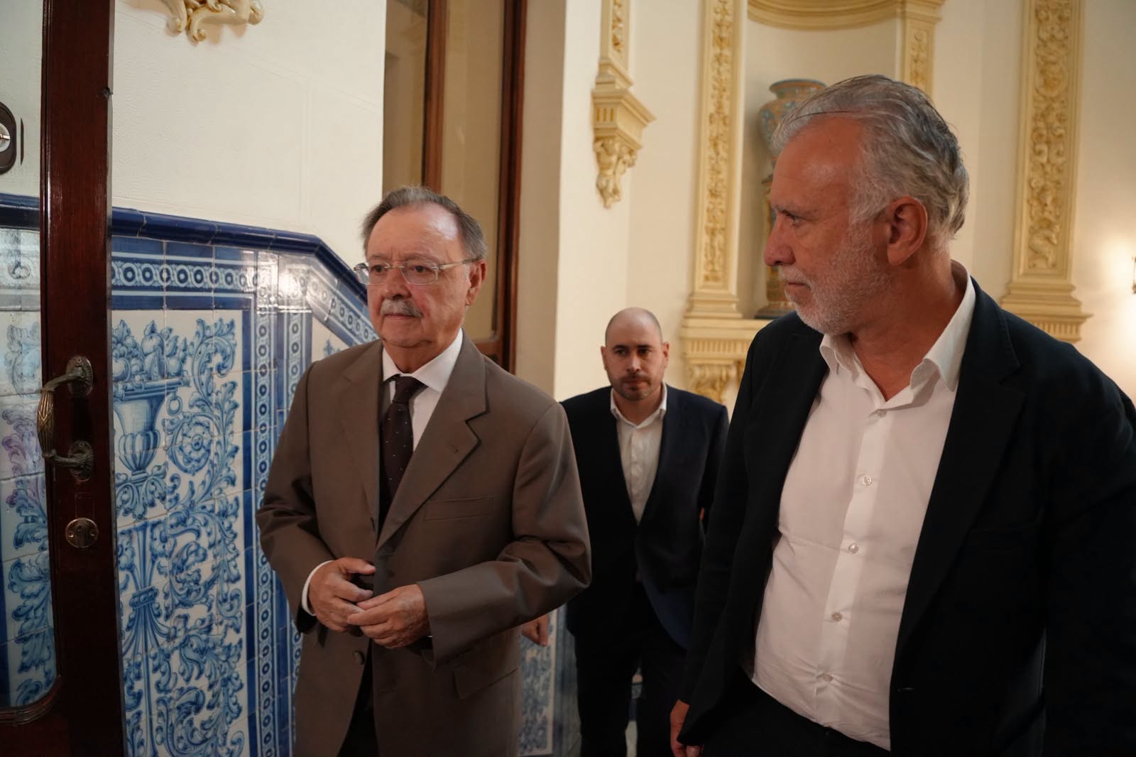 El ministro Ángel Torres insiste: para ser devueltos deben estar primero en un lugar cerrado